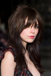 длинная челка с пробором и легкой волной длинная челка с пробором и легкой волной