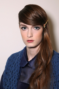 длинная челка набок с глубоким пробором длинная челка набок с глубоким пробором