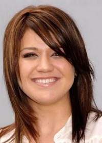 косая челка Келли Кларксон для грушевидного лица