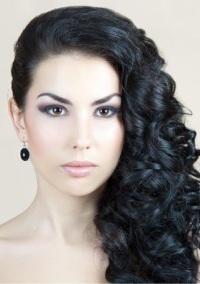 прическа, сделанная на бок прическа, сделанная на бок