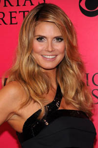 женские прически из длинных волос боковой пробор женские прически из длинных волос боковой пробор