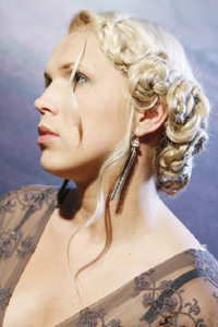 оригинальный пучок с косичками оригинальный пучок с косичками