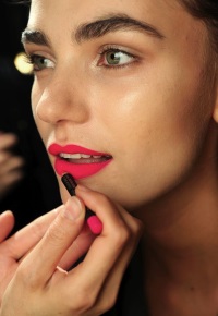 как пользоваться яркой губной помадой как пользоваться яркой губной помадой