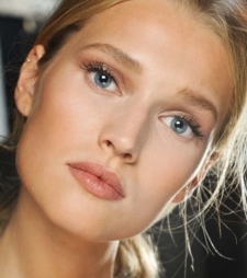 повседневный макияж со светло-коричневыми тенями серых глаз повседневный макияж со светло-коричневыми тенями серых глаз