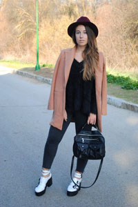 ансамбли с бордовой шляпой ансамбли с бордовой шляпой